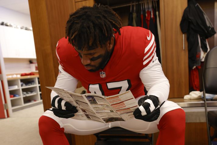 Bryce Huff verður ekki með San Francisco 49ers á næstu leiktíð en hér sést hann lesa í búningsklefa liðsins.