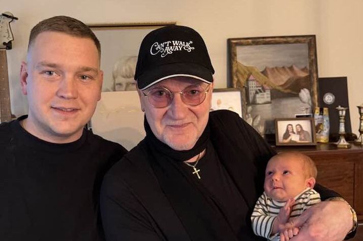 Feðgarnir Arnar Jóhann og Herbert með yngsta fjölskyldumeðliminum.
