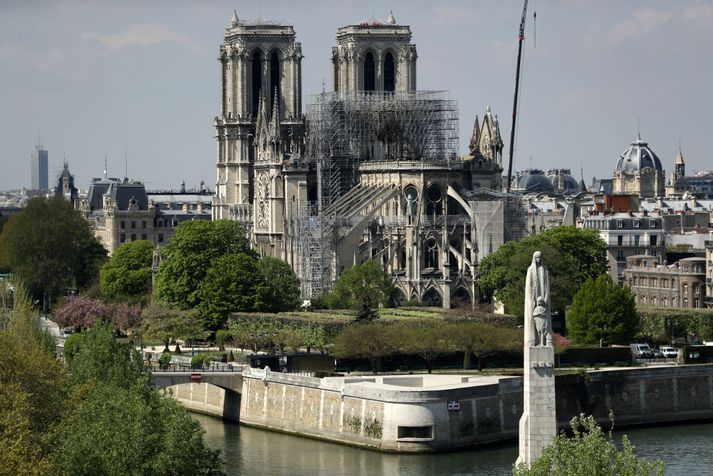 Eldurinn í Notre-Dame kom upp á mánudagskvöld.