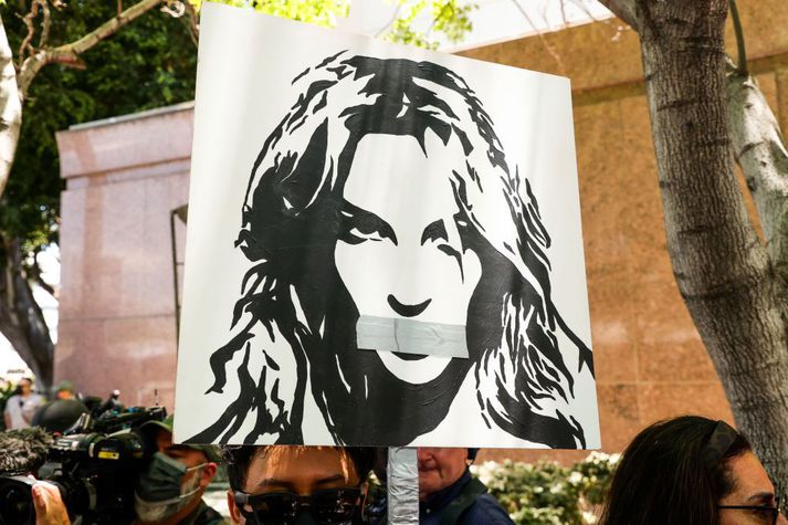 Free Britney hreyfingin hefur sótt í sig veðrið undanfarin ár enda hefur hvorki gengið né rekið í sjálfræðismáli hennar.