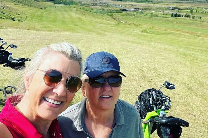 Hjónin Hanna Katrín og Ragnhildur skelltu sér í golf í Borgarnesi í morgun eftir að hafa ekki komist í gær. Hér má sjá gamla mynd af þeim á Gufudalsvelli í Hveragerði.