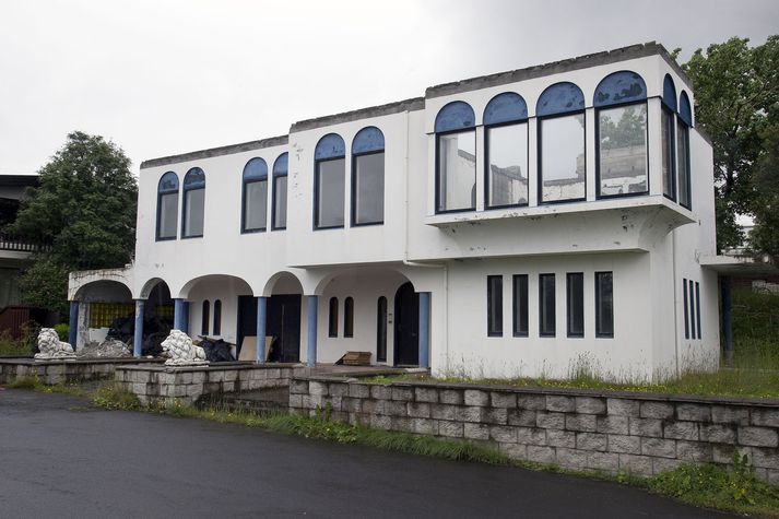 Sé horft inn um stofugluggana í Fýlshólum 6 utan frá blasir himininn við enda hefur ekki verið þak á húsinu um árabil.  “kkur virðist ekkert koma það við, sem við búum í þessum húsum í götunni,” segir einn íbúanna í götunni um stöðu málsins.
Fréttablaðið/Stefán