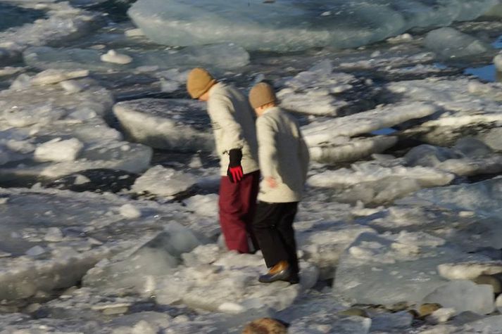 Börn á hálum ís við Jökulsárlón í febrúar í fyrra. Mynd tengist frétt ekki beint.