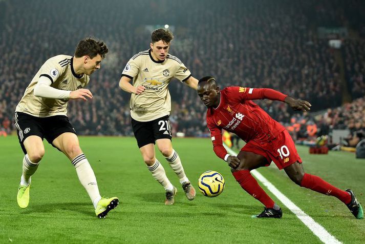 Daniel James sækir hér að Liverpool manninum Sadio Mane ásamt félaga sínum Victor Lindelof hjá Manchester United.