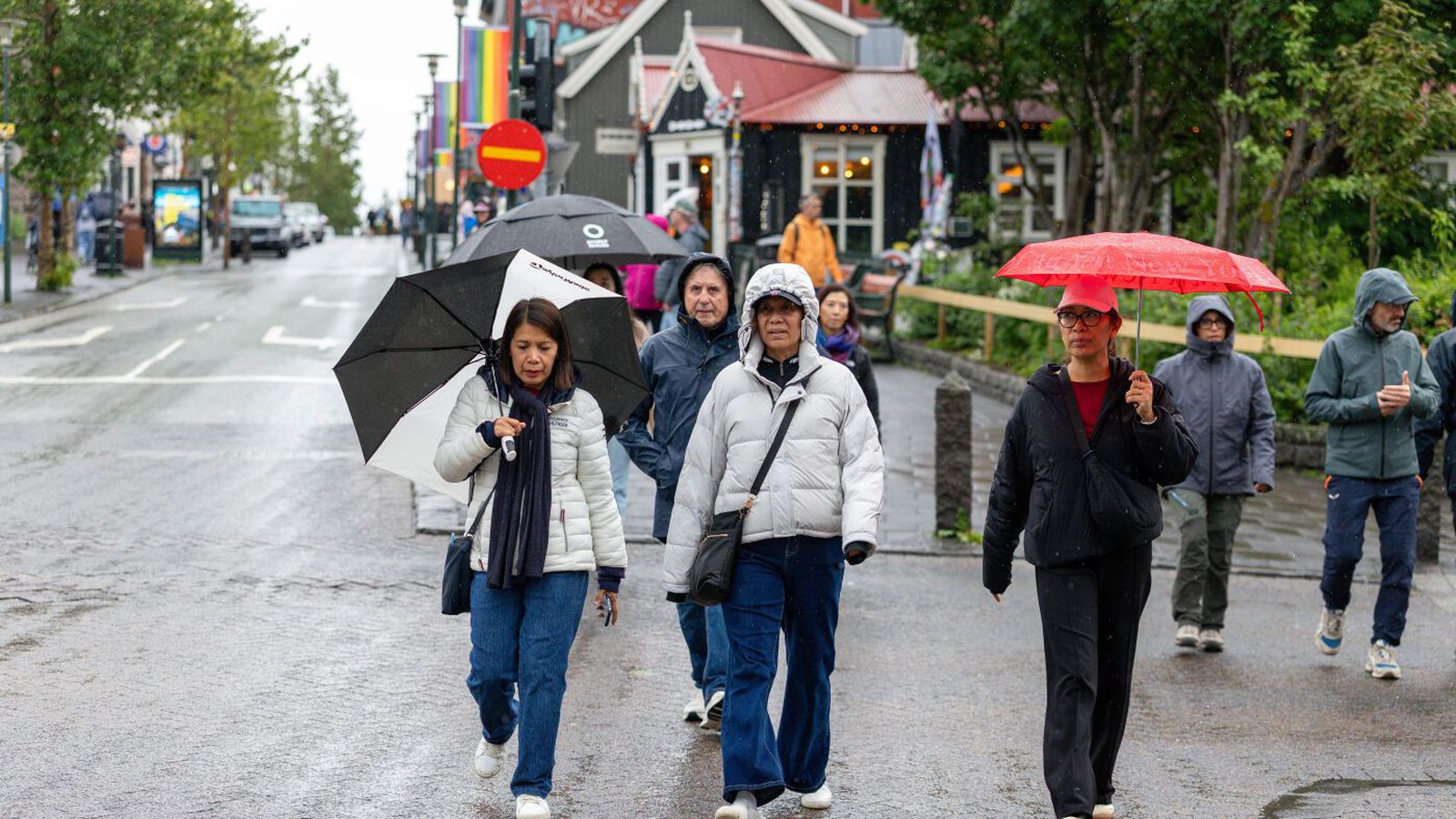All­mikil lægð þokast norð­austur