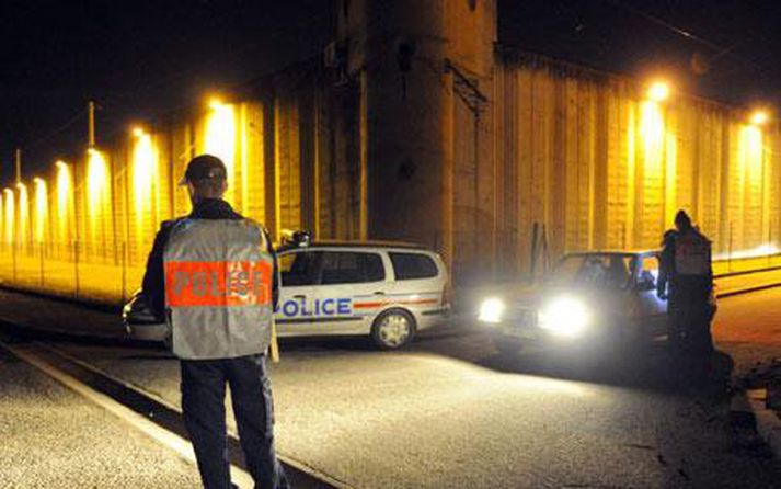 Lögregla á vettvangi við Moulins-fangelsið.