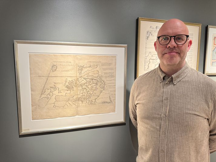 Haraldur Þór Egilsson er safnstjóri Minjasafnsins á Akureyri. Kortið á þessari mynd var prentað árið 1507.