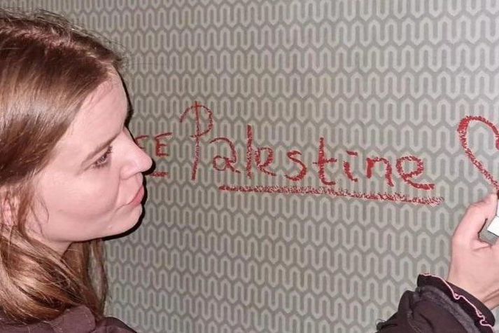 Silja ritaði Frjáls Palestína á ensku á vegginn. Eigandi veggsins segir það skemmdarverk.