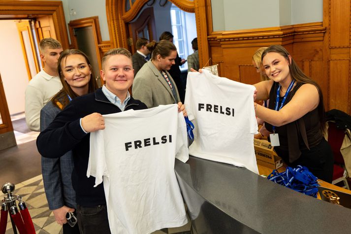 Allir sem sækja þingið fá bol að gjöf í anda þess sem Charlie Kirk var í þegar hann var myrtur. Stefán Einar gaf félaginu bolina.