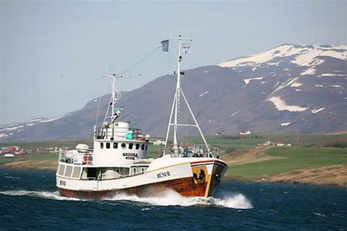 Eikarbáturinn Húni II er a siglingu umhverfis landið.