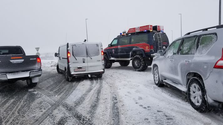 Um fimmtíu manns eru í fjöldahjálparstöðinni.