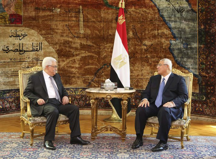 Mahmúd Abbas forseti Palestínustjórnar og Adlí Mansúr forsætisráðherra egypsku bráðabirgðastjórnarinnar hittust í Kaíró í dag.