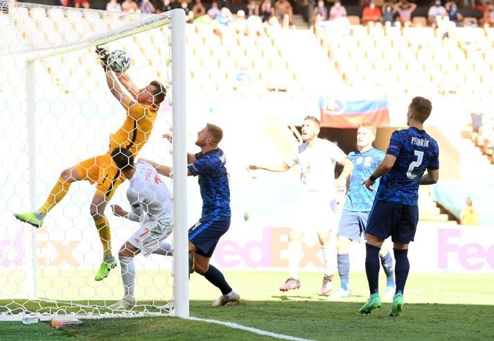 Martin Dubravka skoraði afar slysalegt sjálfsmark þegar Spánn komst í 1-0.