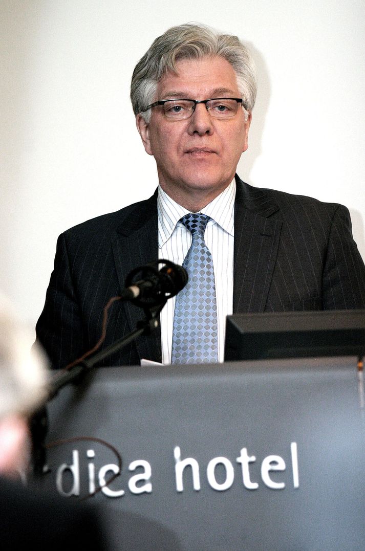 Sturla Böðvarsson. Í máli samgönguráðherra, Sturlu Böðvarssonar, kom fram að flugbrautin 07/25 yrði opnuð á Keflavíkurflugvelli þegar sambærilegri braut yrði lokað í Reykjavík.