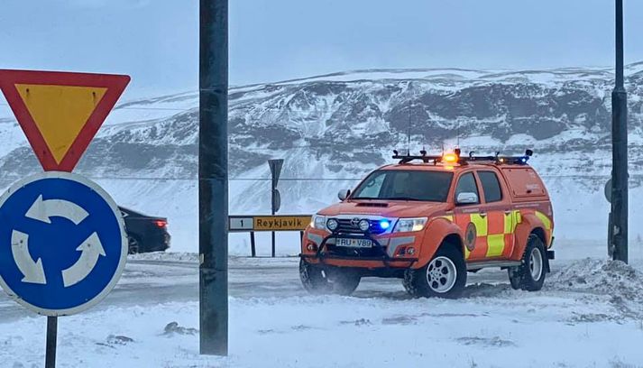 Stöðvunarpóstur við hringtorgið í Hveragerði fyrr í dag.