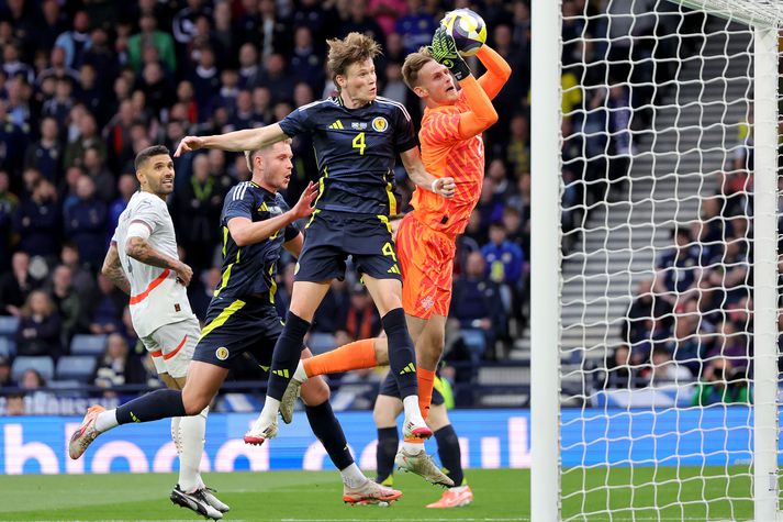 Elías Rafn Ólafsson hefur hér betur í baráttu við Scott McTominay í leiknum í kvöld.