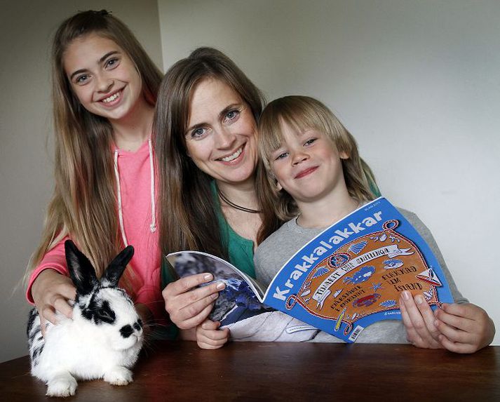 Guðbjörg með tvö af þremur börnum sínum, þau Önnu og Tryggva. Slaufa kanína vildi líka endilega fá að vera með á myndinni. 