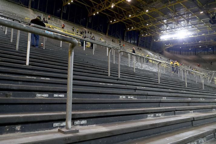 Það var nóg af plássi fyrir áhorfendur á Signal Iduna Park í gær.