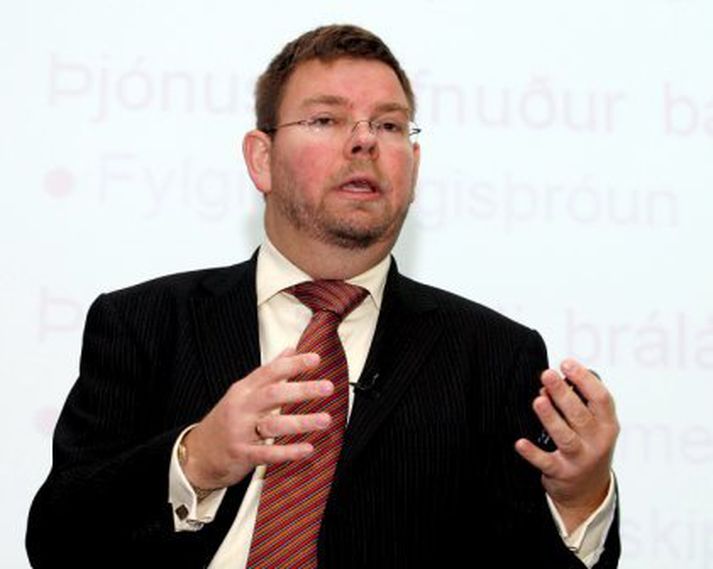 Jón Bjarki Bentsson, sérfræðingur Greiningar Íslandsbanka, segir krónuna falla nú vegna vaxtagjalddaga á ríkisbréfum á morgun.