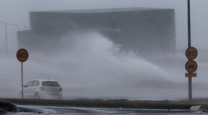 Veðrið er sagt verða verst milli klukkan 3 og 6 í nótt og í fyrramálið.