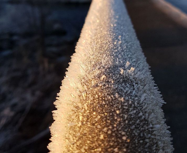 Frostnálar á hitaveitustokki. Um 90 prósent af hitaveituvatni er notað til húshitunar.