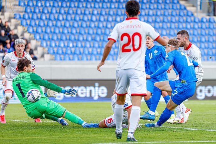 Andri Lucas Guðjohnsen tryggir íslenska liðinu 2-2 jafntefli skömmu eftir að hafa komið inn á sem varamaður í sínum öðrum landsleik.