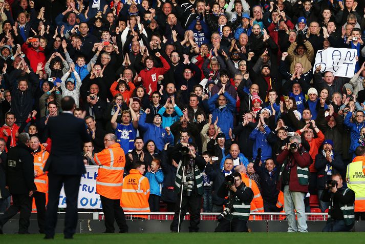 Malky Mackay fékk góðar móttökur hjá stuðningsmönnum Cardiff á Anfield