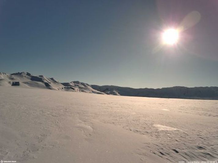 Undir lok síðasta árs setti Veðurstofan upp vefmyndavél inni í Öskju sem horfir á suðurhluta hennar. Myndavélin sendir myndir á 10 mínútna fresti sem sýna aðstæður inni í Öskju. 