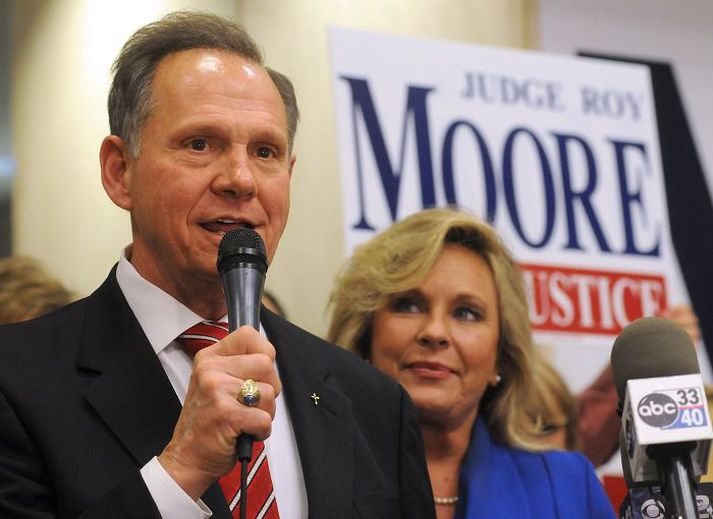 Roy Moore á kosningafundi ásamt eiginkonu sinni.