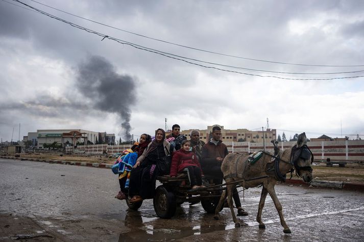 Palestínumenn á flótta undan loftárásum Ísraela á borgina Khan Younis á sunnanverðri Gasaströndinni í janúar.