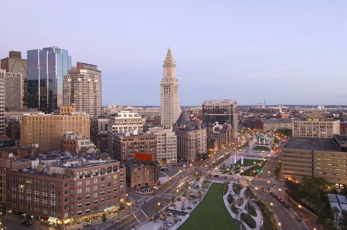 Í málsgögnum kemur fram að íslenska konan „sé áberandi í forsvari“ fyrir réttindahreyfingu borgara sem gagnrýnt hefur pólitísk stefnumál Michelle Wu, borgarstjóra demókrata í Boston.