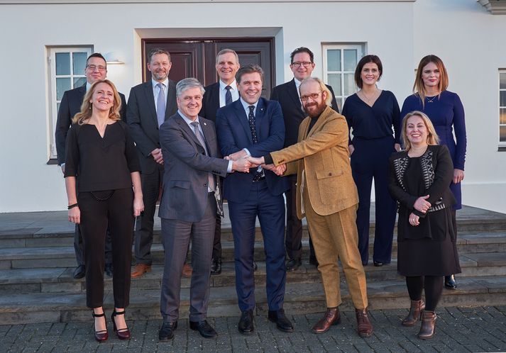 Brosmildir ráðherrar þegar ráðuneyti  Bjarna Benediktssonar tók við völdum í janúar síðastliðnum. Hann fer nú fyrir starfsstjórn sem situr þar til ný ríkisstjórn tekur við eftir kosningar. 