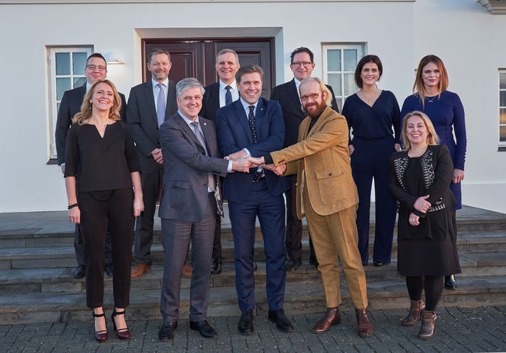 Brosmildir ráðherrar þegar ráðuneyti  Bjarna Benediktssonar tók við völdum í janúar síðastliðnum. Hann fer nú fyrir starfsstjórn sem situr þar til ný ríkisstjórn tekur við eftir kosningar. 