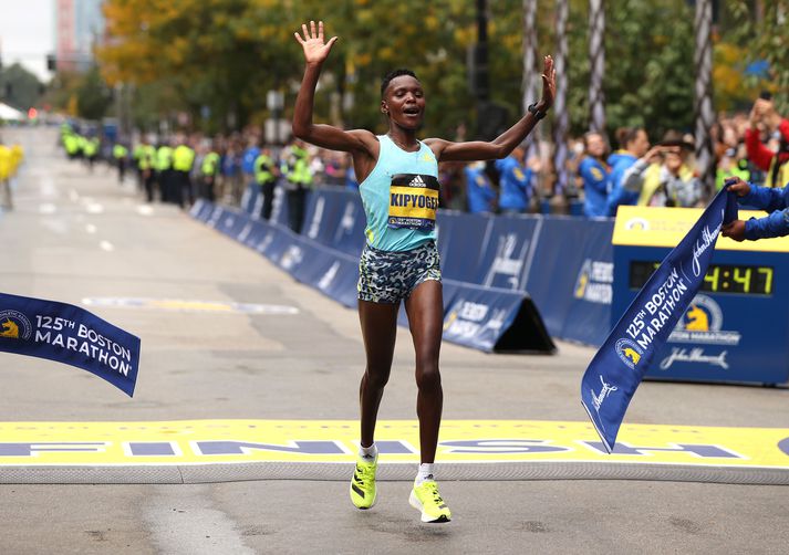 Diana Kipyokei kemur í mark í Boston. Nú virðist sem sigur hennar verði þurrkaður út.