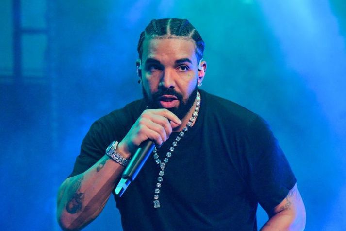 Tónlistarmaðurinn Drake sýndi á dögunum afar athyglisvert hálsmen.