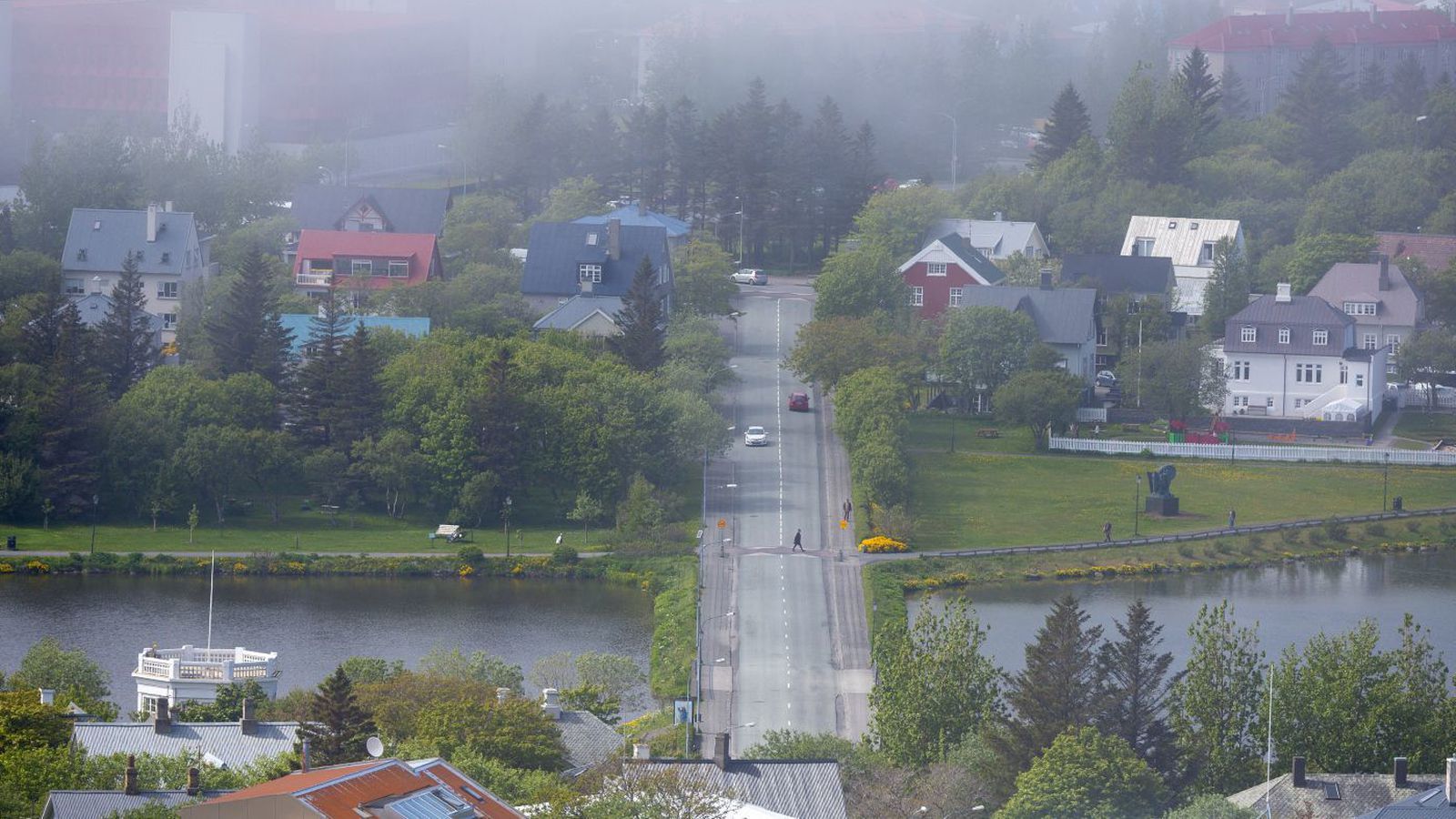 Hæg­viðri og þoku­súld framan af degi
