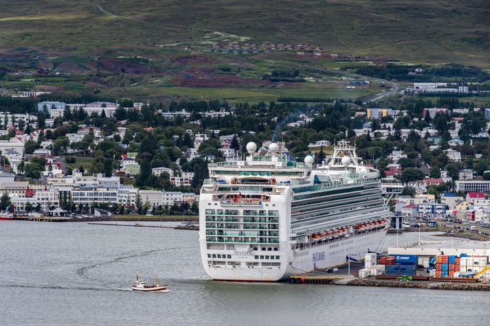 Skemmtiferðaskip í höfn á Akureyri. Búist er við því að þeim fjölgi um 40% á milli ára næsta sumar.