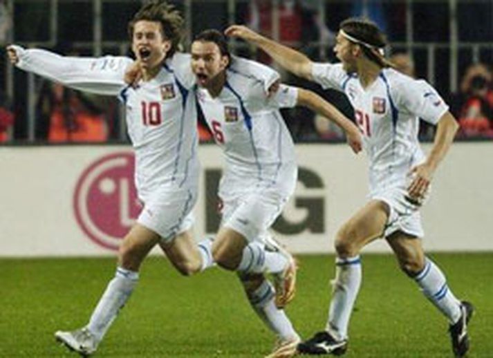Rosicky (fremstur) fagnar með félögum sínum