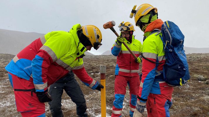 Mynd úr safni. Björgunarsveitarmenn stika gönguleið. 
