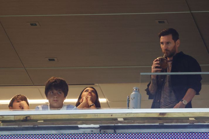 Messi sötraði te spakur uppi í stúku, í svítu sem fyrirtækið segist hafa borgað fyrir. 
