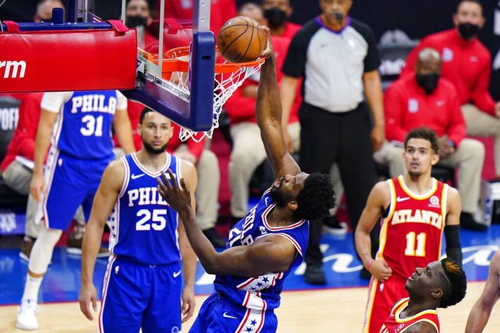 Joel Embiid skorar, gegn Atlanta í nótt.