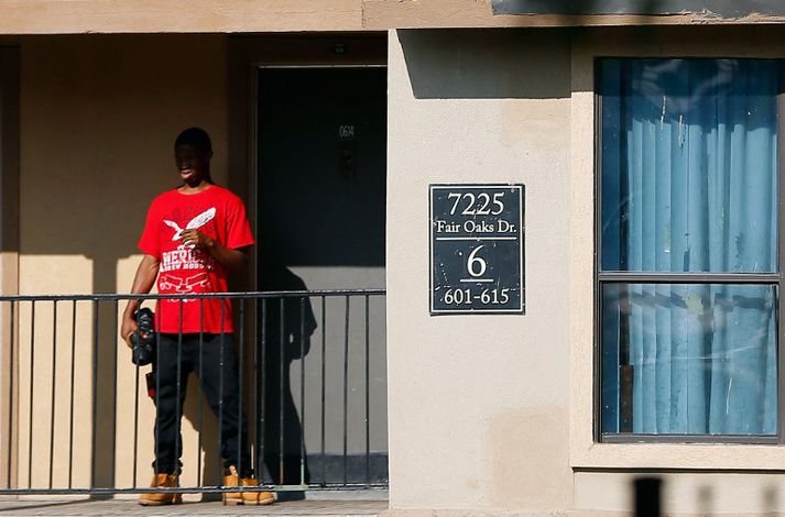 Maður stendur fyrir utan íbúð hjá Ivy Apartments í Dallas þar sem sjúkralið sótti Duncan fyrr í vikunni.