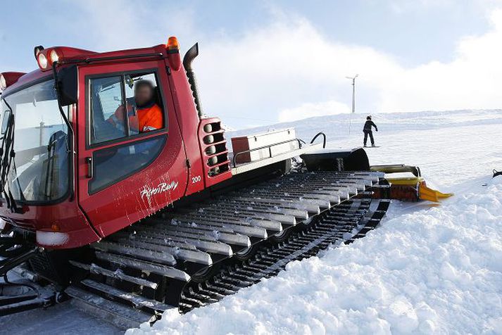 snjótroðari Snjótroðarar eru nokkurra tonna ferlíki, eins og sjá má á myndinni. Þar er þó ekki um að ræða umræddan snjótroðara á Langjökli heldur troðara úr Bláfjöllum sem er málinu óviðkomandi. Hvorugur mannanna vildi tjá sig um málið í gær.