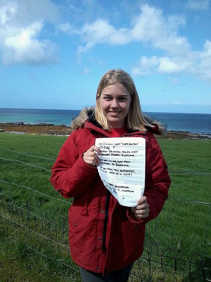 Vigdís Una heldur á flöskuskeytinu sem móðir hennar, Steinunn Rán Helgadóttir, fann í byrjun júní þegar hún gekk í byrjun júní eftir fjörunni á Sellátranesi.