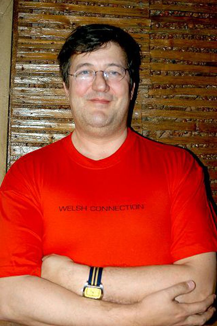 Leikarinn og rithöfundurinn Stephen Fry leggur línurnar fyrir skáldin.