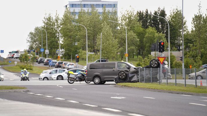 Annar bíllinn er á hvolfi.