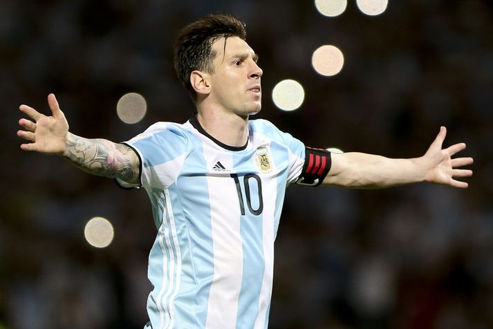Lionel Messi sendi dætrum Barak Obama tvær áritaðar treyjur.