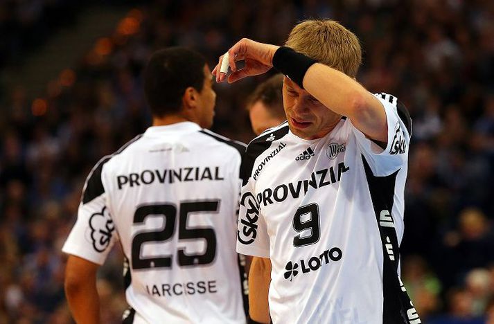 þurrkar svitann Guðjón Valur er hér í leik með Kiel í þýsku úrvalsdeildinni í handbolta.nordicphotos/getty