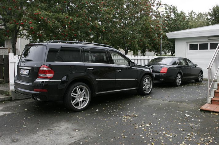 Karl Wernersson er fagurkeri eins og sést á þessari mynd þar sem hinn nýi Benz og Bentleyinn standa í innkeyrslunni.