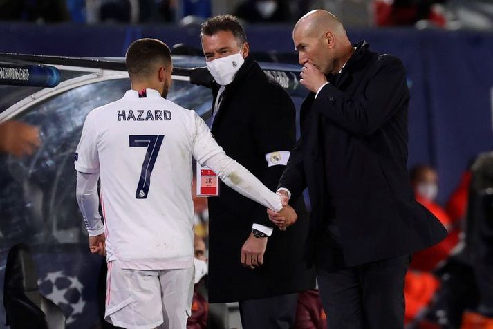 Eden Hazard og Zinedine Zidane ræða málin í leik Real Madrid á dögunum. Hazard hefur aldrei náð sér á strik hjá spænska félaginu.